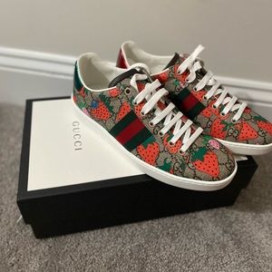 Gucci Sneakers Wmn size 7.5 brand new never worn